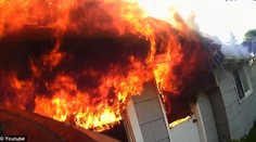 Video z hasenia požiaru v dome. Pozrite si ho očami hasiča