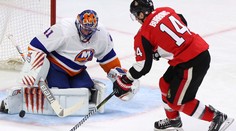 Halák prispel k víťazstvu Islanders na ľade Ottawy, McDavid prekonal 100-bodovú hranicu