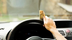 Našli ste si za stieračom bankovku? Na parkoviskách v Európe sa šíri nebezpečný podvod