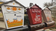 Tomuto sa vraj na Slovensku venuje len jediný človek. Učiteľka maľuje poštové schránky