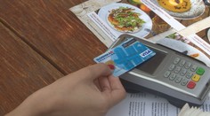 Platiť kartou či hotovosťou a v akej mene? Odborník má niekoľko rád, ako výhodne nakupovať na dovolenke