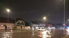 Voda zaplavila frekventovanú cestu v Bratislave. Problémy robí vyčíňanie počasia