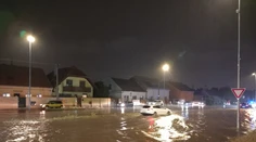 Voda zaplavila frekventovanú cestu v Bratislave. Problémy robí vyčíňanie počasia