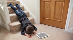 Pády detí z výšky pribúdajú, upozorňujú lekári na urgente