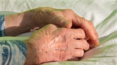 Podvodník cez známu aplikáciu ovládol mobil seniorky. Zmizli jej všetky úspory a vybavil si aj úver