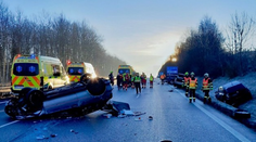 Hromadná nehoda v Česku. Pri zrážke piatich áut sa zranilo 12 ľudí