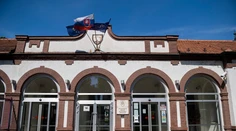 Žiadne ohrievače a v práci maximálne do 16.15 h. Tieto opatrenia pripravuje ministerstvo obrany