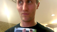 Sajfa bez zábran. S holým rozkrokom a Adelou v bikinách