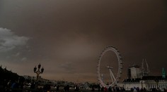 Búrka Ophelia má na konte už tri obete, priniesla aj prach zo Sahary