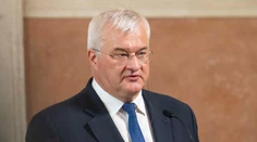 Maďarskí colníci zadržali Ukrajincov, ktorí prevážali desiatky miliónov dolárov a zlato. Kyjev hovorí o štátnom terorizme