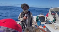 Pil dažďovú vodu a jedol surové ryby. Austrálčan prežil so psom na pokazenej lodi tri mesiace