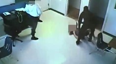 VIDEO: Policajt zhodil na zem študentku (15) a bil ju. Usvedčili ho zábery