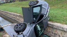Opitý vodič v Trnave nezvládol riadenie. S autom skončil v potoku
