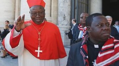 Vatikán pred konkláve rieši kuriózny problém. Kardinálovi z Burkiny Faso nevedia určiť presný vek