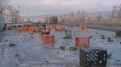 Na Hornej Nitre tieklo pivo "potokom", na ceste skončilo asi 500 litrov