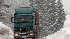 Horský priechod Čertovica je pre nepriaznivé počasie uzavretý, cez Donovaly a Šturec neprejdú kamióny