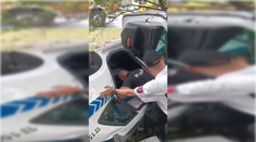 VIDEO: Hrozivá nehoda policajtov v Bratislave. V plnej rýchlosti vpálili do stromov, z auta ich museli vyberať hasiči