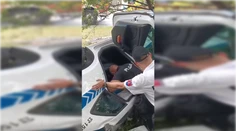 VIDEO: Hrozivá nehoda policajtov v Bratislave. V plnej rýchlosti vpálili do stromov, z auta ich museli vyberať hasiči