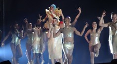 VIDEO: Lady Gaga zletela z pódia a pristál na nej tanečník. To muselo bolieť