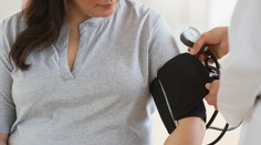 Vysoký tlak môže poškodiť mozog aj srdce. Merajte si ho správne