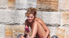 Speváčku zradili plavky a ani si to nevšimla: „Rita, niečo ti vypadlo!“