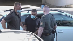 Tyčou zbil dôchodcu, polial ho a zapálil. Útočník sa na súde stále vykrúca