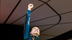 Slzy dojatej matky aj gratulácie veľkých športových osobností. Lando Norris si oslavy titulu poriadne užíval