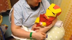 Bábätko ešte nikdy neopustilo nemocnicu. Otec z neho na Halloween urobil statočného hrdinu