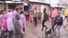 Agresívni obyvatelia osady napadli náš štáb. Týraných psov nakoniec neodovzdali