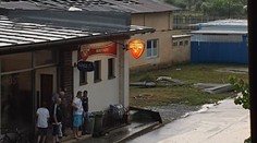 Na Slovensku opäť vyčínalo počasie. Strhnutá strecha v Divíne vážne zranila muža (54)