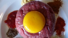 Strach z nákazy slintačkou u ľudí je neopodstatnený. Odborníci opakujú, že ochorenie je nebezpečné výlučne pre dobytok