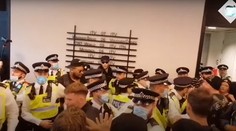 Do sídla televízie ITN vnikli antivaxeri. Situáciu riešila polícia