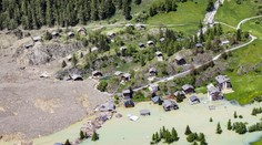 Masa skál pochovala dedinu, teraz hrozia záplavy. Dramatická situácia vo Švajčiarsku pokračuje