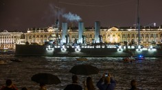 Legendárny krížnik Aurora sa vracia na Petrohradské nábrežie
