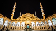 Do mešity hodili granát, zranilo sa 24 ľudí