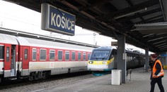 Študenti a dôchodcovia sa ťažšie odvezú rýchlikom zadarmo. Pri niektorých spojoch klesla kapacita o takmer 20 percent