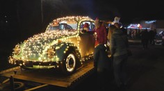 Zastavili aj dopravu. Pri Rajeckých Tepliciach si ľudia užili netradičný sprievod