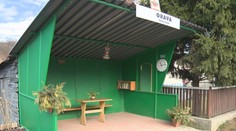 Lavička, stôl, knižnica či obrazy. V Novej Bani si môžete adoptovať zastávku a prerobiť si ju aj na obývačku