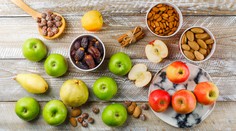 Ovocie, semienka, orechy. Ako ich kombinovať, aby efektívne pomáhali hormonálnej rovnováhe, tráveniu či pleti