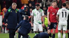 VIDEO: Desivý moment poznačil postup Česka. Ír po pár sekundách na trávniku upadol do bezvedomia