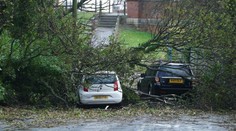 Sever Británie zasiahol silný vietor, dvoch mužov zabili padajúce stromy