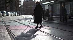 Lekári radia ľuďom v Nemecku, aby sa na ľade pohybovali ako tučniaky