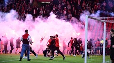 Šialený záver v českom derby. Slavia mala titul na dosah, fanúšikovia vtrhli na trávnik priskoro