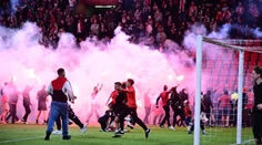 Šialený záver v českom derby. Slavia mala titul na dosah, fanúšikovia vtrhli na trávnik priskoro