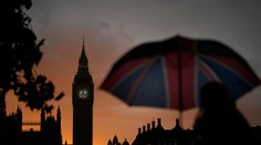 OBRAZOM: Veľká Británia na minútu stíchla. V nedeľu večer si pripomenula Alžbetu II.