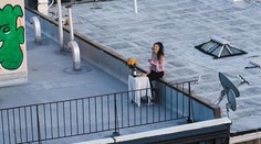 Láska v čase karantény: Chlapec zbalil dievča na streche, pomohol mu dron