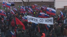 Pred budovou parlamentu stovky ľudí protestovali proti dohode s USA