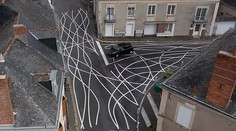 Obec vo Francúzsku nakreslila na cestu spleť čiar. Má to praktický dôvod