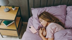 Zle sa vám vstáva a je pre vás začiatok dňa ťažký? Podľa odborníkov pomôže zbaviť sa jedného zvyku