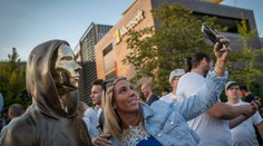 FOTO: Tvorca bitcoinu sa dočkal svojej busty. Prvú na svete odhalili v susednom Maďarsku